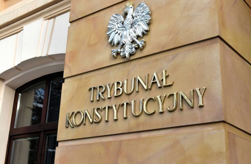 Polskie życie 84 Konstytucyjni sędziowie zaprzysiężeni w parlamencie. Błaszczak oburzony: Pogwałcą przepisy