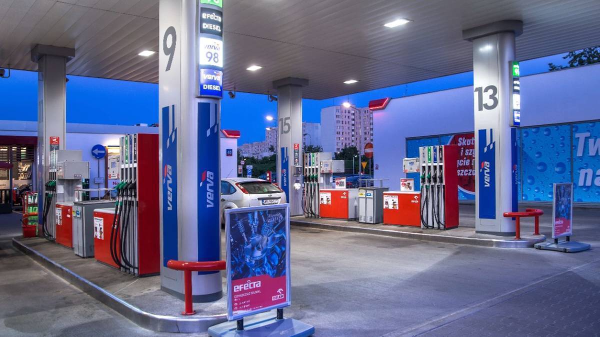 Stacja benzynowa z dystrybutorami paliwa i oznakowaniem cen.