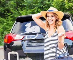 Tajemnicze znaczenie naklejek na bagażnikach i szybach samochodowych