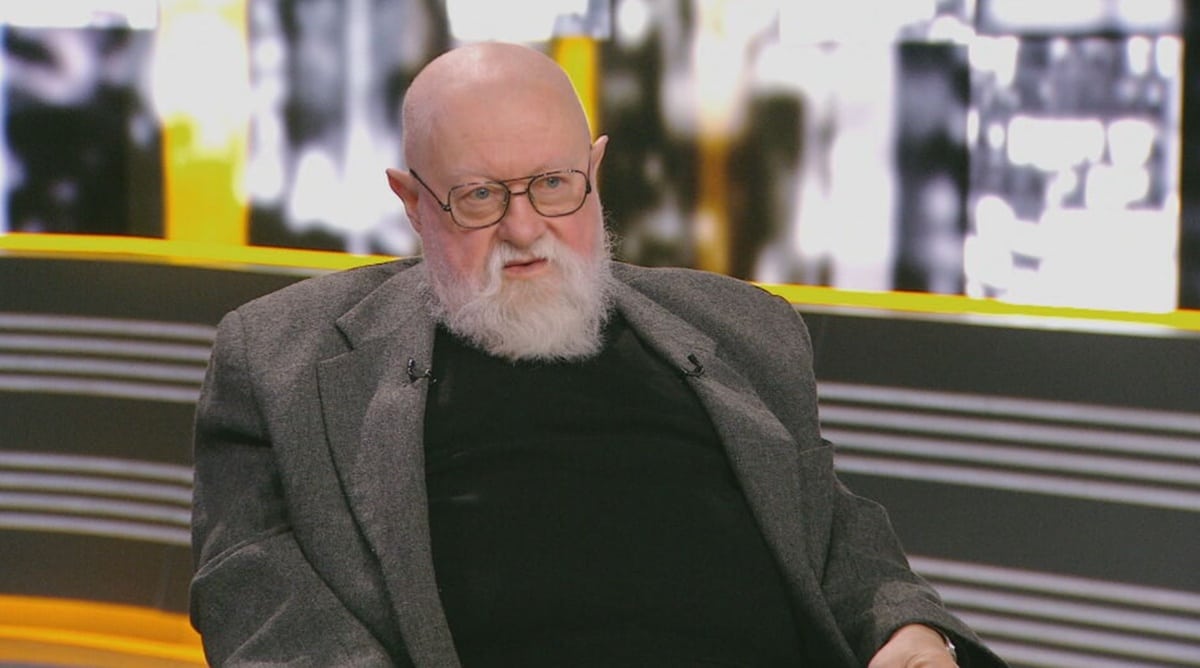 "Być może przesadziłem". Profesor Bralczyk o sporach językowych. 4 Portret Jerzego Bralczyka, starszego mężczyzny z siwą brodą i okularami.