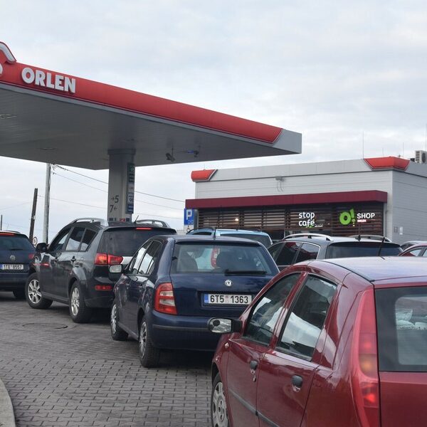 Czesi tłumnie ruszają po benzynę. Atrakcyjne polskie stawki.