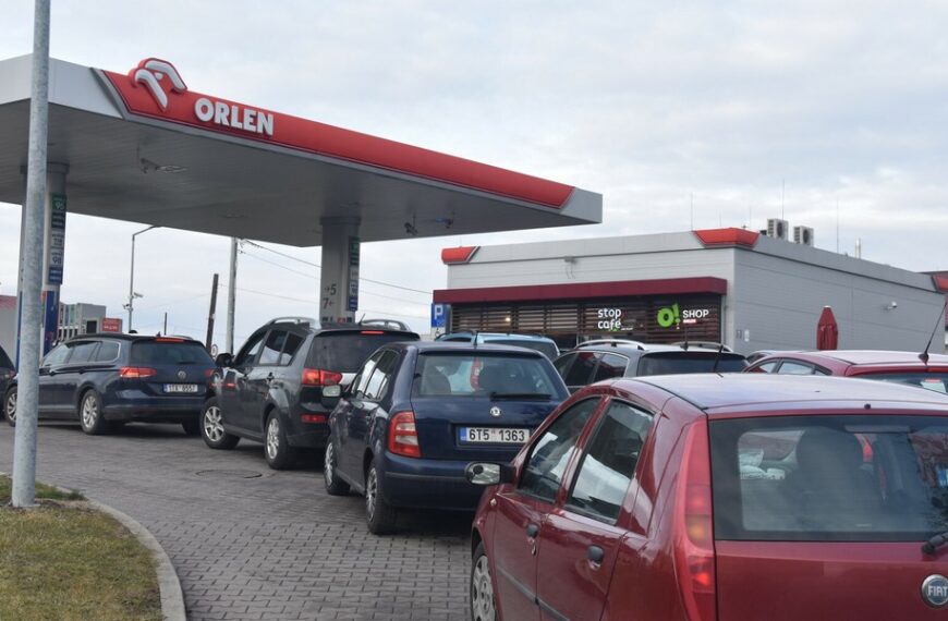 Czesi tłumnie ruszają po benzynę. Atrakcyjne polskie stawki.