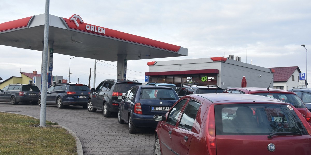 Kolejka do Orlenu w Chałupkach w 2022 r.