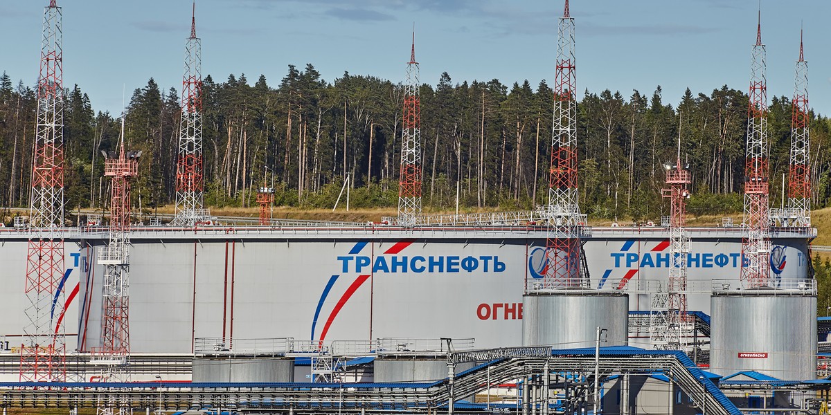 Zbiorniki ropy naftowej w porcie Ust-Ługa w Rosji