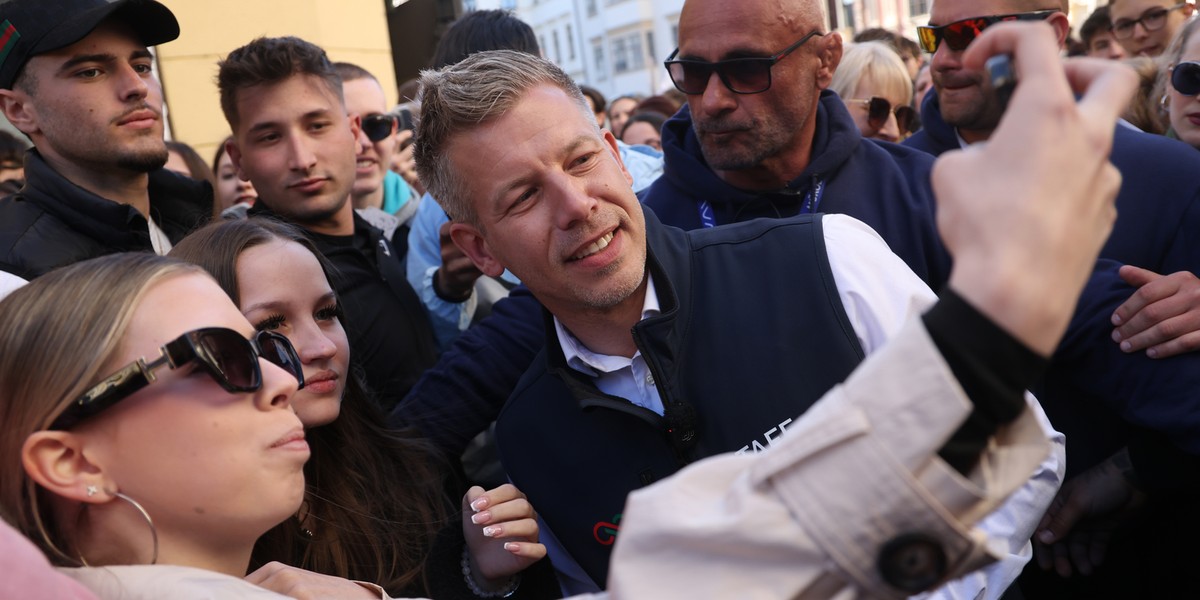 Peter Magyar (w środku) podczas spotkania z wyborcami