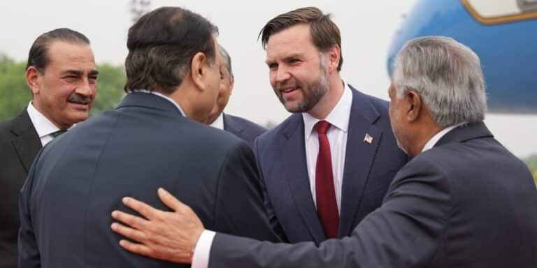 Pakistańskie negocjacje pokojowe rozpoczynają się. Naciski Donalda Trumpa. 12