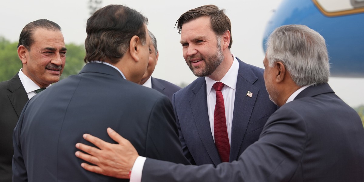 JD Vance po przylocie do Islamabadu wita się z pakistańskimi urzędnikami