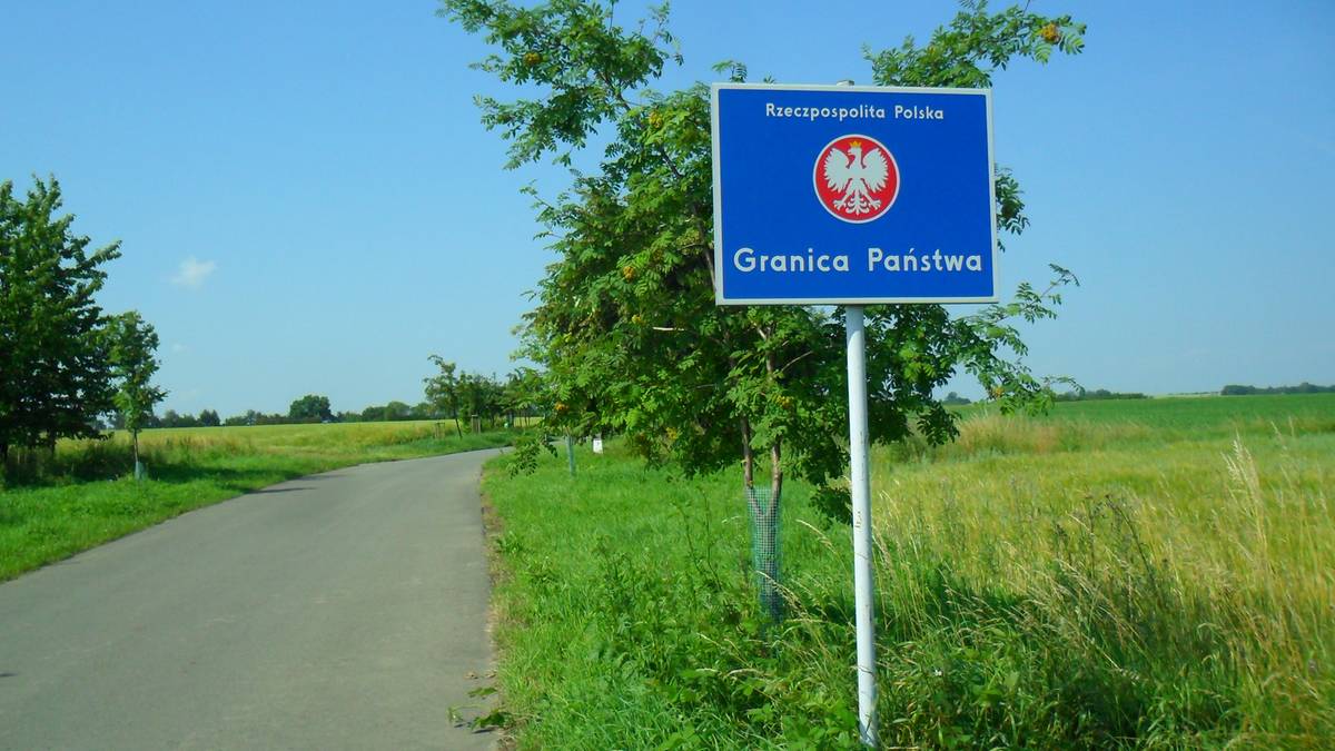 Border Arrests at German Frontier: New Figures Released Since January 3 Niebieska tablica z napisem "Granica Państwa" i godłem Polski umieszczona przy drodze