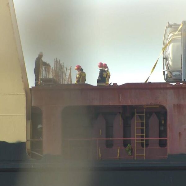 Płomienie w gdańskim porcie. Pożar wybuchł na jednostce pływającej.