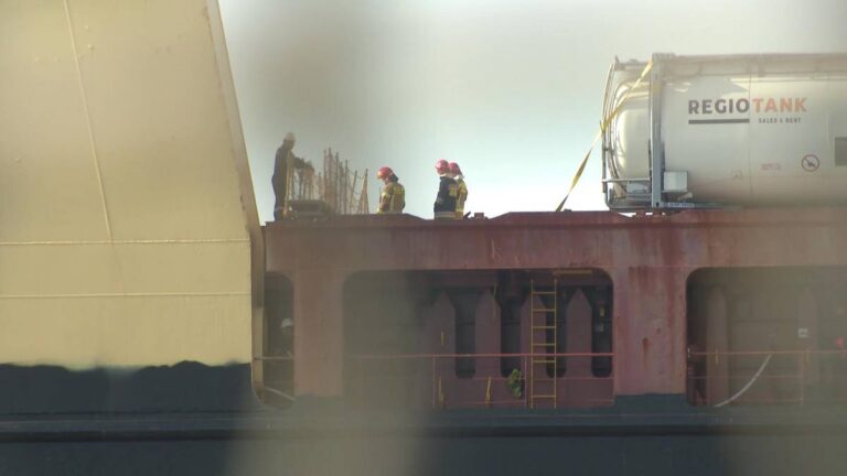 Płomienie w gdańskim porcie. Pożar wybuchł na jednostce pływającej. 4