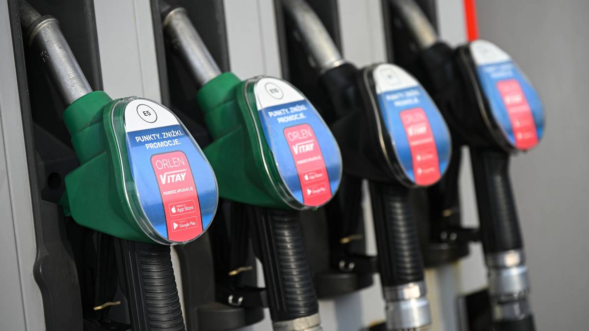 Nowe pułapy cen paliw. Jakie są koszty benzyny i oleju napędowego? 3 Cztery dystrybutory paliwa na stacji benzynowej.