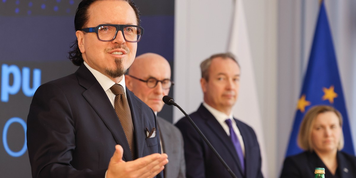 Balczun prezentuje detale planu zasobów krajowych. Zmiana daty publikacji. 3 Minister aktywów państwowych Wojciech Balczun, w tle prezes Orlenu Ireneusz Fąfara i prezes Azotów Marcin Celejewski