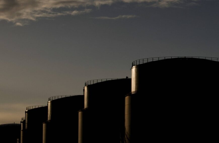 Naftowe wstrząsy z regionu arabskiego dotkną Europę. IEA prognozuje gigantyczne straty.