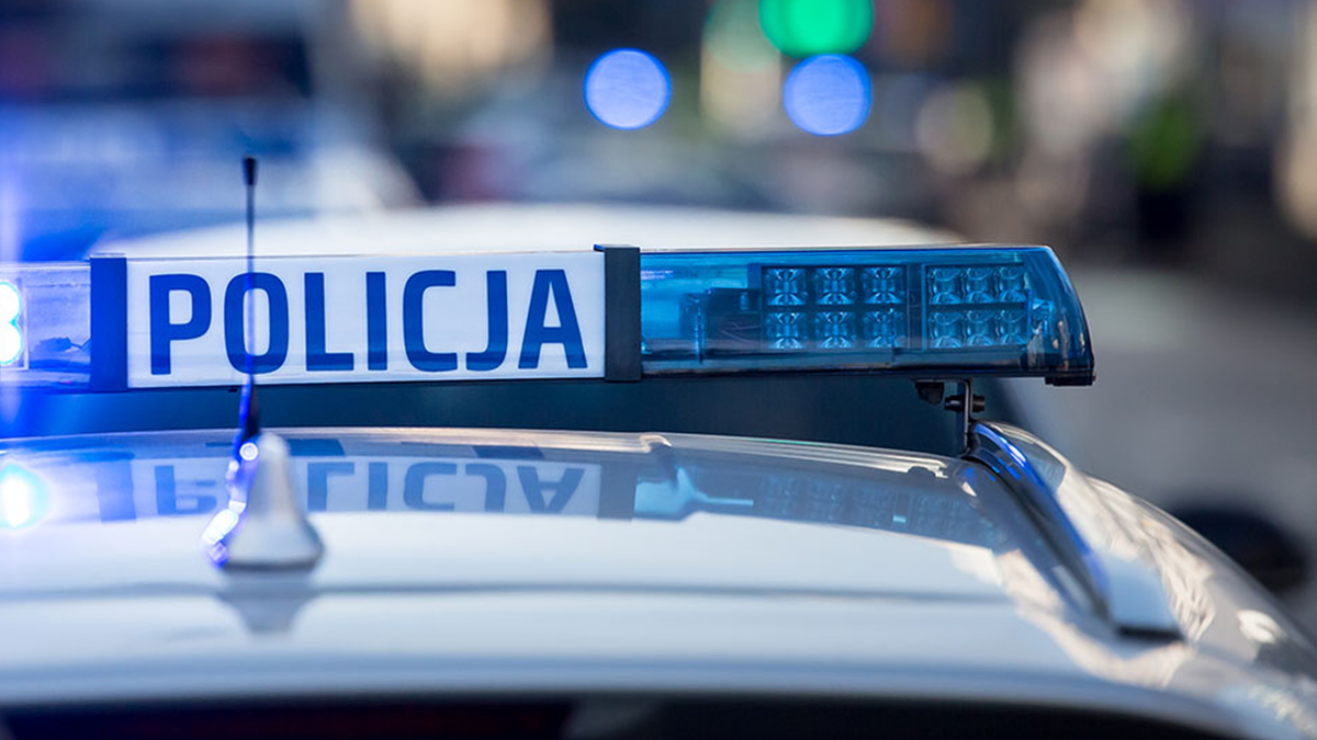 Funkcjonariusz zabił postrzeleniem aresztanta. 51-letni mężczyzna usiłował zbiec z placówki medycznej. 3 Fragment radiowozu policyjnego z włączonymi niebieskimi sygnałami świetlnymi. Na dachu widoczny napis "POLICJA".