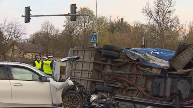 Kraksa autobusu miejskiego. Rannych ośmiu pasażerów. 8