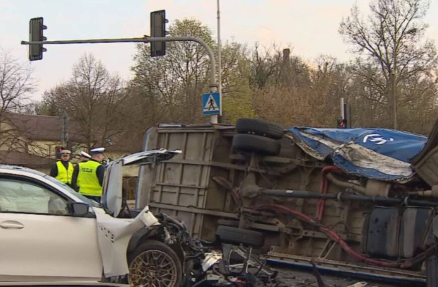 Kraksa autobusu miejskiego. Rannych ośmiu pasażerów.