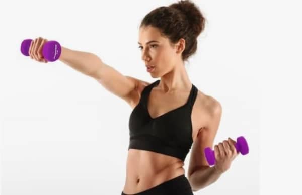 Jakie proste ćwiczenia z hantlami możesz wykonywać w domu?