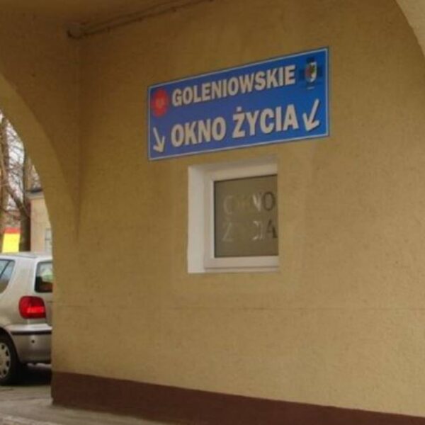 Noworodek w oknie życia w Goleniowie. „Przy nim jedynie notatka”