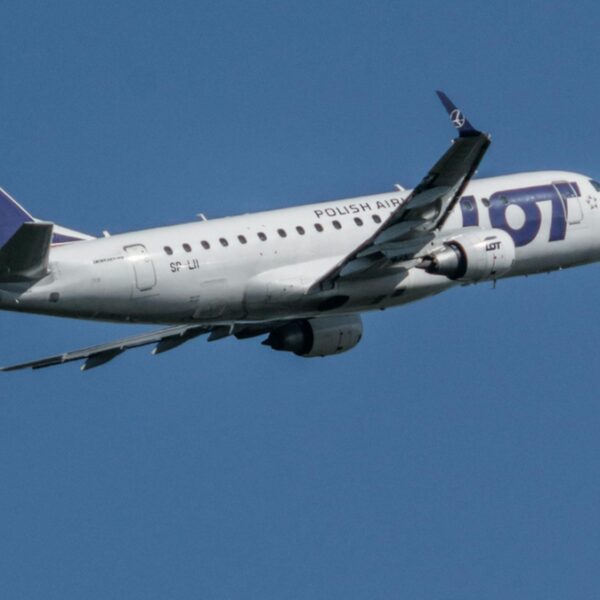 LOT-owski odrzutowiec trafiony błyskawicą. Samolot powrócił do stolicy.