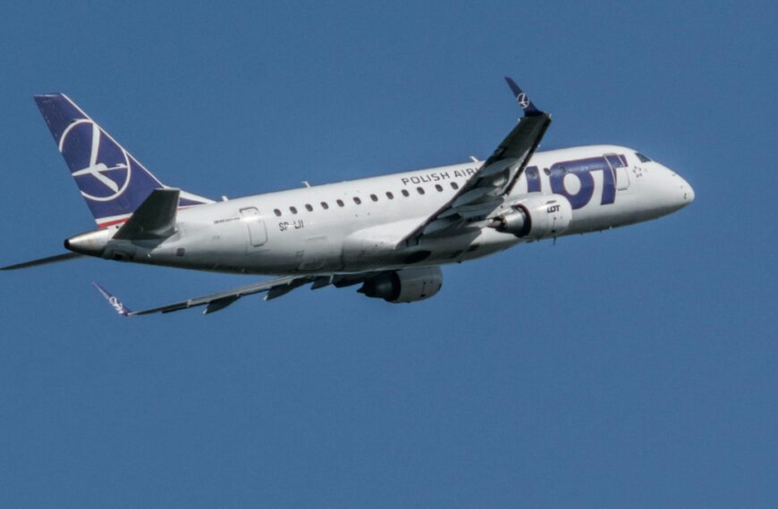 LOT-owski odrzutowiec trafiony błyskawicą. Samolot powrócił do stolicy.