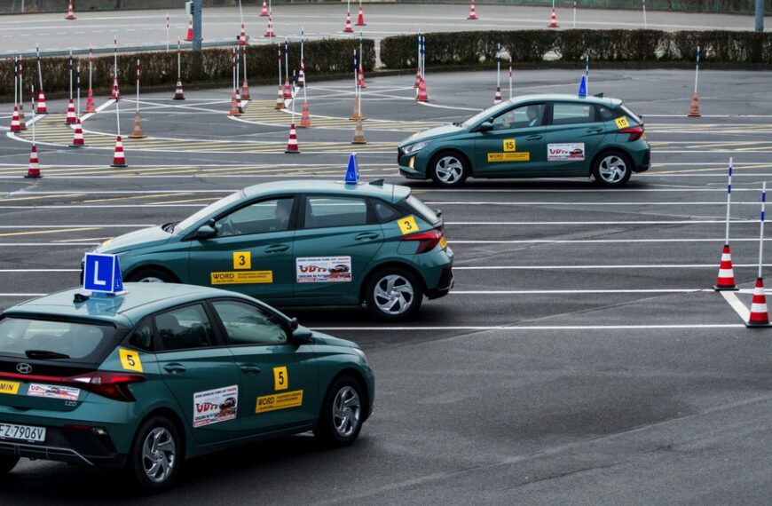 Jak ośrodki egzaminacyjne zarabiają na testach na prawo jazdy.