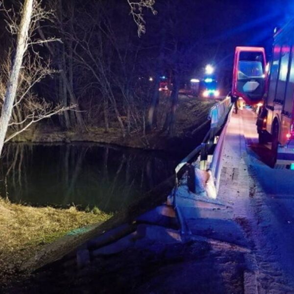 Auto runęło do rzeki. Fatalna kraksa na Pomorzu.