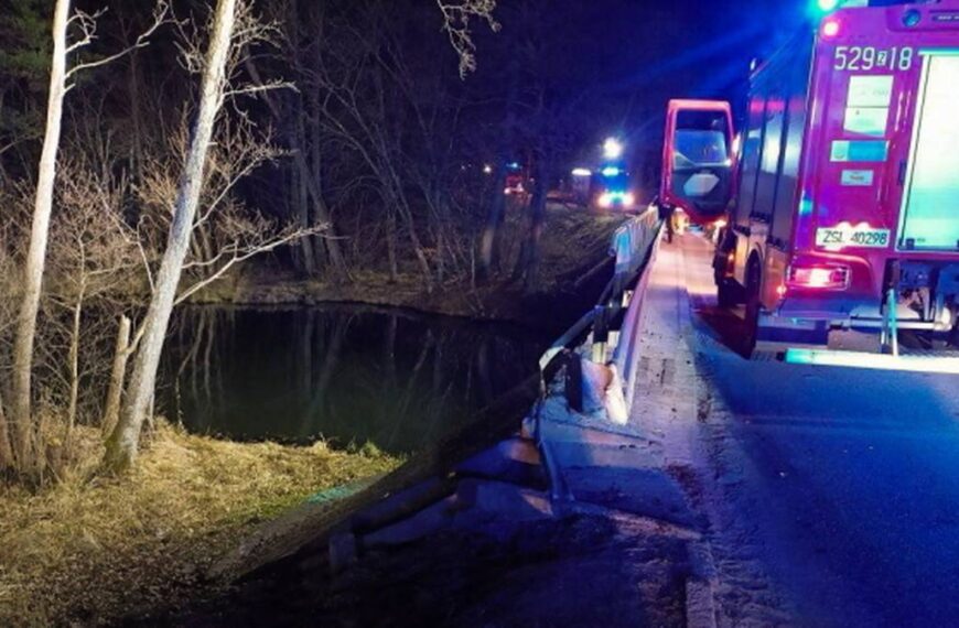 Auto runęło do rzeki. Fatalna kraksa na Pomorzu.