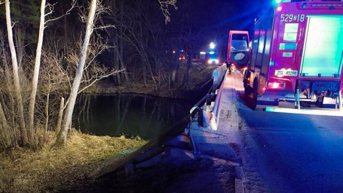 Samoch&oacute;d osobowy wypadł z drogi wojew&oacute;dzkiej i wpadł do rzeki Wieprzy w Kępicach.
