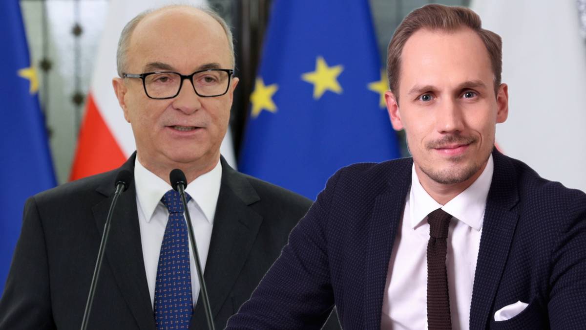 Dwaj mężczyźni w garniturach, jeden z nich przemawia przy m&oacute;wnicy, na tle flag Polski i Unii Europejskiej.