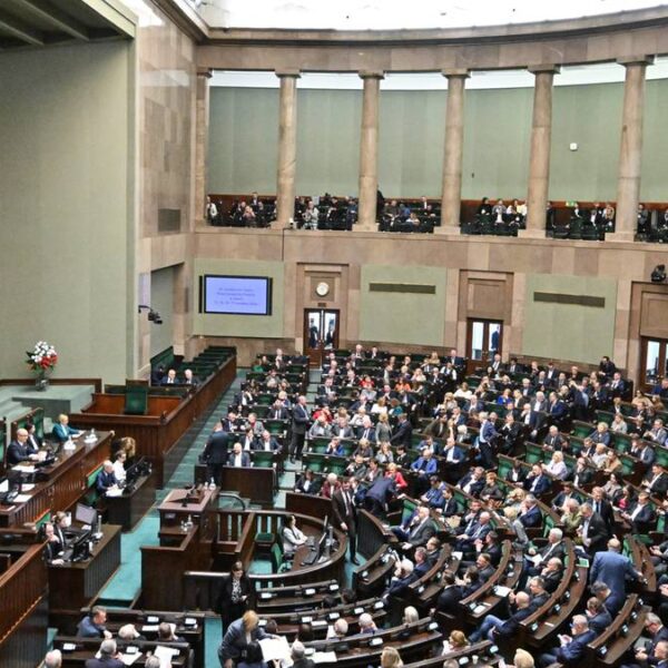 KO powiększa dystans do PiS. Aktualne badanie opinii.