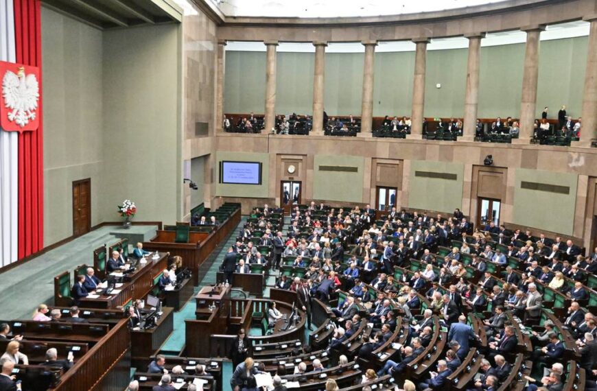 KO powiększa dystans do PiS. Aktualne badanie opinii.