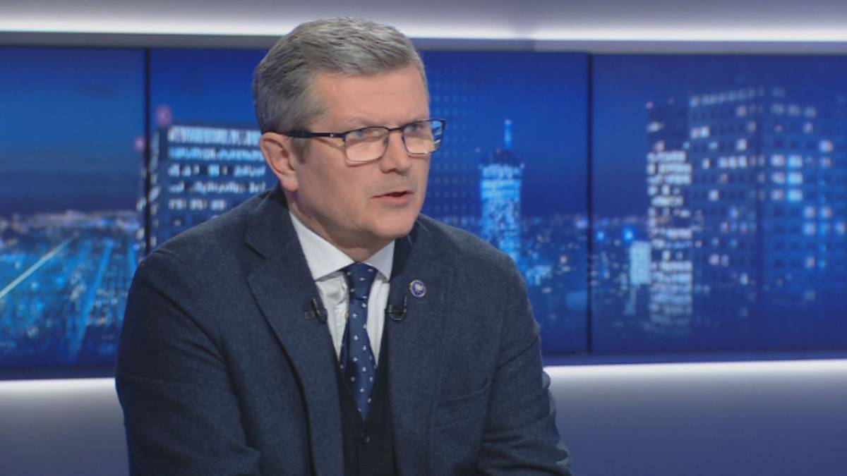 Marcin Bosacki w "Gościu Wydarzeń" - Zobacz 3 Mężczyzna w garniturze i okularach siedzi w studiu telewizyjnym, patrząc w bok i mówiąc.