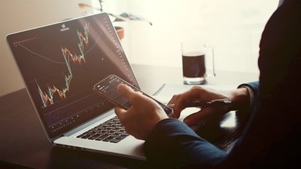 Oszust kryptowalutowy ukrywa się w Rosji. Zaskakujące ustalenia dziennikarzy śledczych