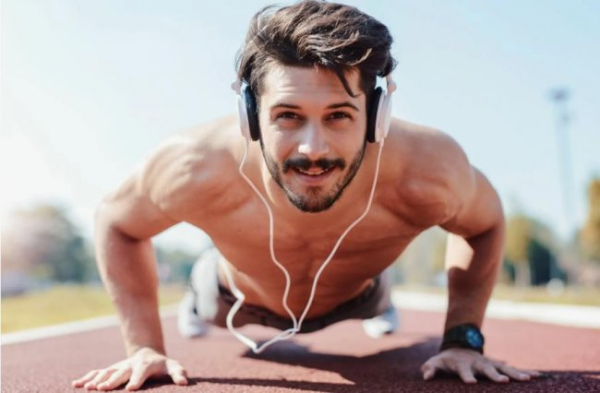 Treningi z muzyką: Jak Twoje ulubione piosenki mogą pomóc Ci&hellip;