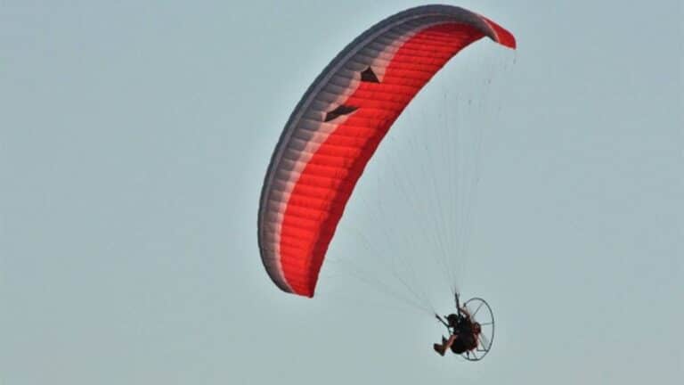 Paralotniarz runął na ziemię na lądowisku w Zielonej Górze. Helikopter LPR wyruszył do akcji. 3