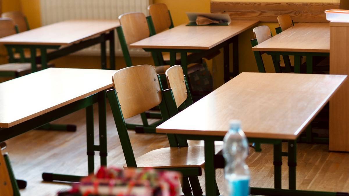 Radioaktywny gaz w szkole. Poziomy są za wysokie. 3 Zdjęcie przedstawia puste sale lekcyjne w szkole, z rzędami drewnianych ławek i krzeseł.