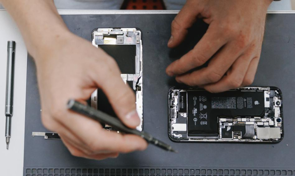 Akumulatorowa batalia. Unia Europejska atakuje „krótkotrwałe” sprzęty i straszy korporacje.