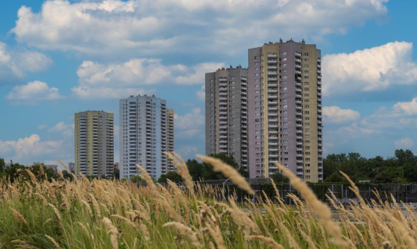 „Wysoka podaż mieszkań sprzyja rabatom”. W mniejszych miastach i na przedmieściach ceny spadają