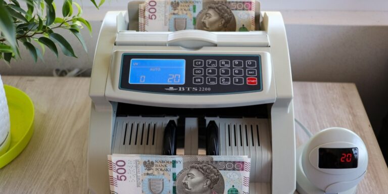 Bankowe zarobki sięgają miliardów. Imponujące kwoty, choć widać spadek. 39 Bankowe zarobki sięgają miliardów. Imponujące kwoty, choć widać spadek. 4