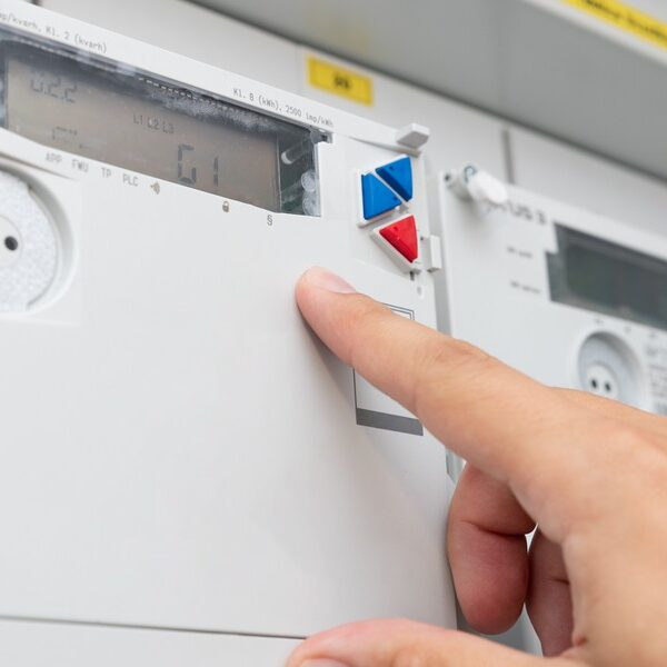 Polskie życie 76 Nowe regulacje w sektorze energetycznym. Opłaty za energię elektryczną staną…