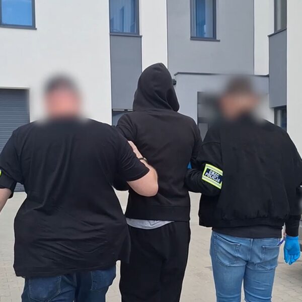 Nowe informacje o aresztowanych w sprawie fałszywych zgłoszeń w Warszawie.