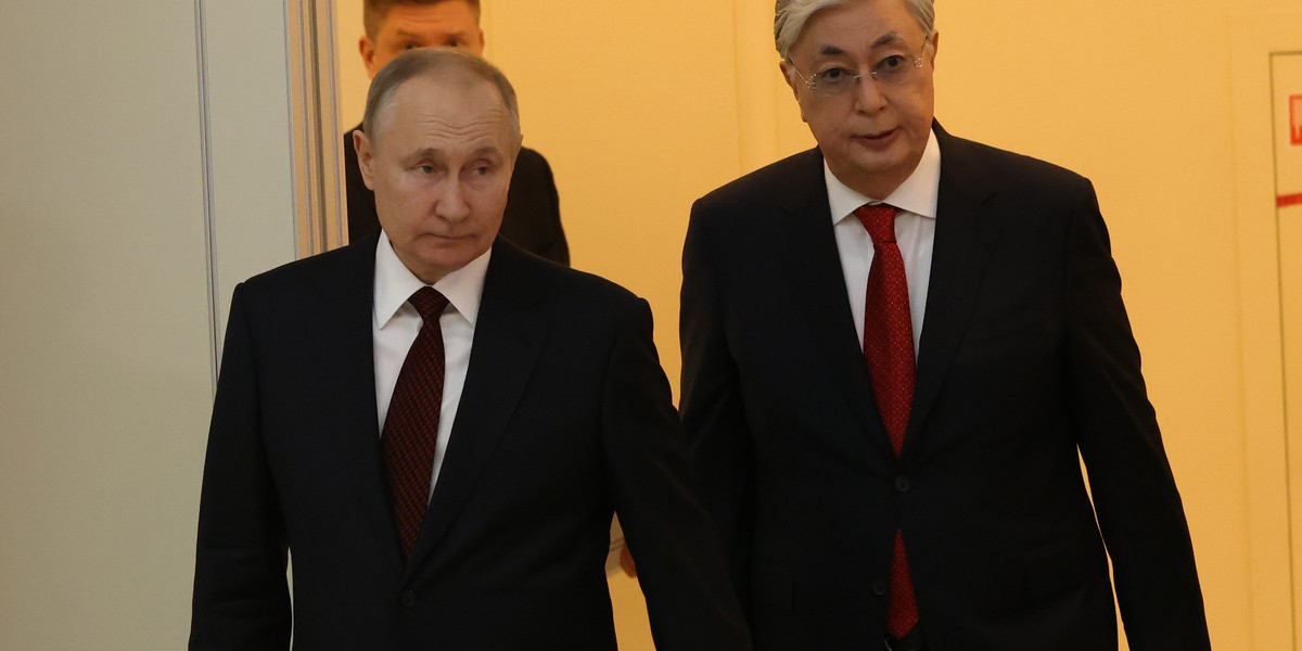 Kazachstan sprzeciwił się wyrokowi sądu. Uniemożliwił rekompensatę dla Ukrainy. 2 Prezydent Rosji Władimir Putin (z lewej) i prezydent Kazachstanu Kasym-Żomart Tokajew (z prawej)