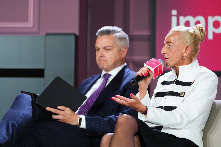 Polska w nowej globalnej perspektywie. Nowe problemy i możliwość przewodzenia Europie 56 Środki publiczne powinny uruchamiać także kapitał prywatny i w Polsce to potrafimy, czego przykładem jest transformacja energetyczna — podkreślała Marta Postuła, wiceprezes zarządu Banku Gospodarstwa Krajowego