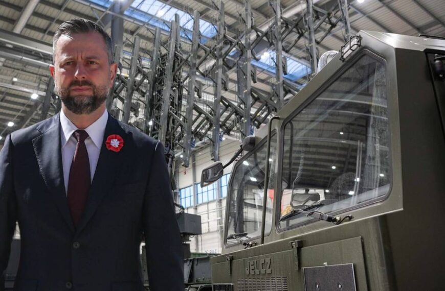 „Jesteśmy w erze poprzedzającej wojnę”. Kosiniak-Kamysz wzywa przemysł obronny do działania.
