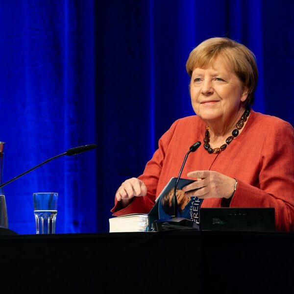 Angela Merkel powraca. Jej mowa gromadzi tłumy.