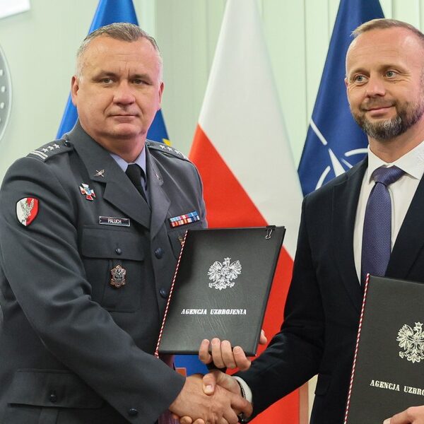 Polskie życie 47 Kleszcze i przyłącza telekomunikacyjne dla wojska. SAFE zawiera kolejne umowy