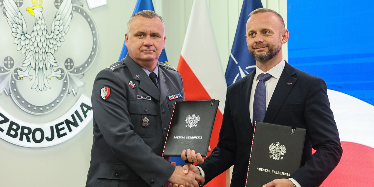 Kleszcze i przyłącza telekomunikacyjne dla wojska. SAFE zawiera kolejne umowy 2 Zastępca Szefa Agencji Uzbrojenia płk Piotr Paluch i prezes firmy AMZ Kutno Dariusz Fabisiak