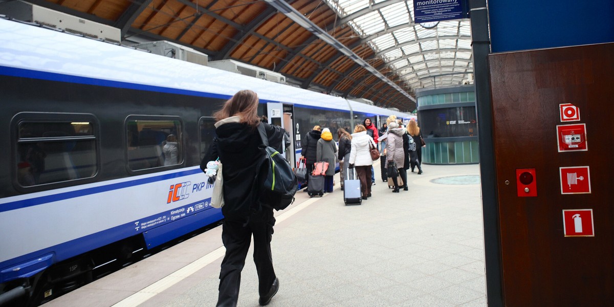 Pociąg PKP Intercity na dworcu we Wrocławiu