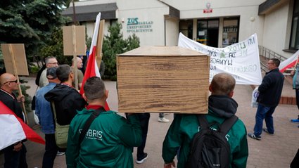 Przynieśli trumnę pod budynek ZUS. Firma z Przemyśla walczy o przetrwanie