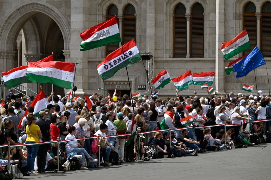 Zwolennicy nowego rządu przed budynkiem parlamentu